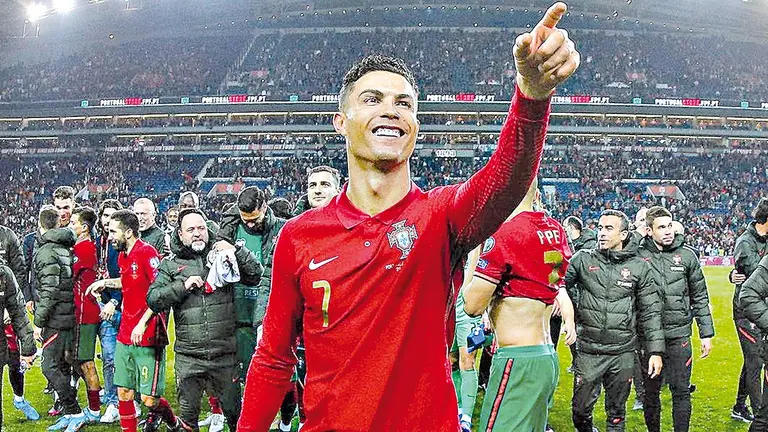 Cristiano Ronaldo festeja un triunfo con la selecci&oacute;n portuguesa de f&uacute;tbol. SELECCI&Oacute;N DE PORTUGAL
