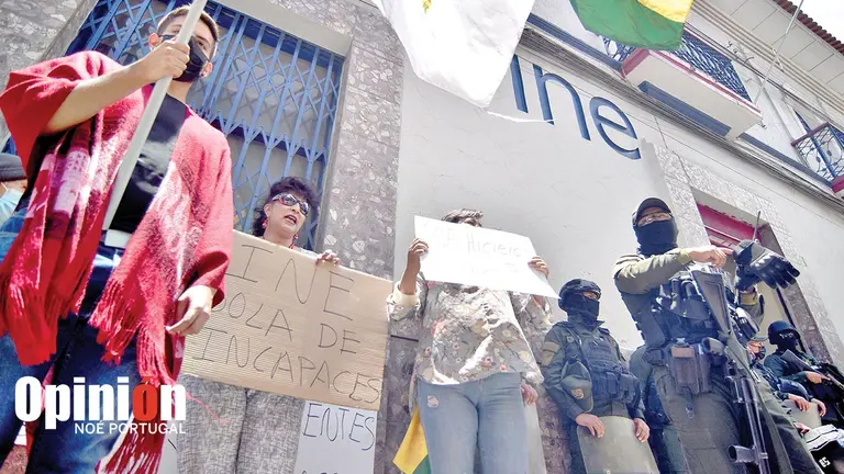 Miembros del Conade durante su protesta en el INE en Cochabamba, este 10 de noviembre. NO&Eacute; PORTUGAL