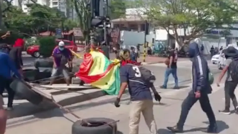 Sectores sociales desbloquean las v&iacute;as en Santa Cruz./ Cortes&iacute;a El Deber