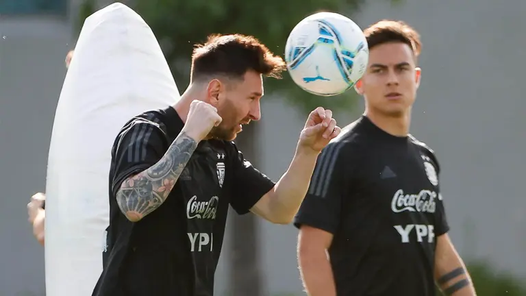 El jugador Lionel Messi cabecea el bal&oacute;n junto a Paulo Dybala, en un entrenamiento de la selecci&oacute;n argentina, en una fotograf&iacute;a de archivo. EFE
