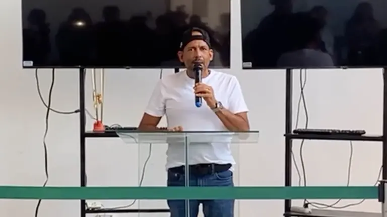El gobernador cruce&ntilde;o Luis Fernando Camacho dirigi&eacute;ndose a los medios. Captura
