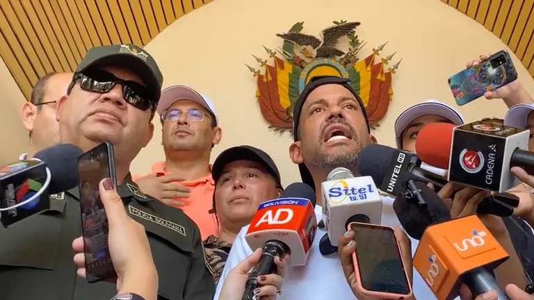 El gobernador de Santa Cruz, Luis Fernando Camacho y el Comandante de la polic&iacute;a de la capital cruce&ntilde;a
