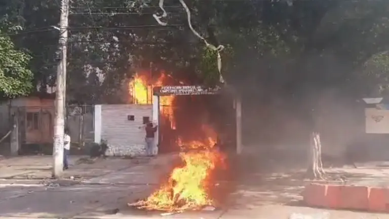 Arde la Federaci&oacute;n de Campesinos en Santa Cruz. RRSS