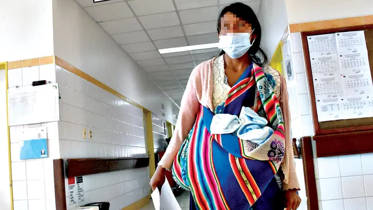 Una mujer en el área de Riesgo Obstétrico, en el Materno Infantil Germán Urquidi. NOÉ PORTUGAL