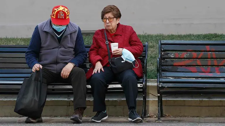 Una pareja de la tercera edad descansa en una silla, el 8 de noviembre de 2022, en Santiago (Chile). EFE