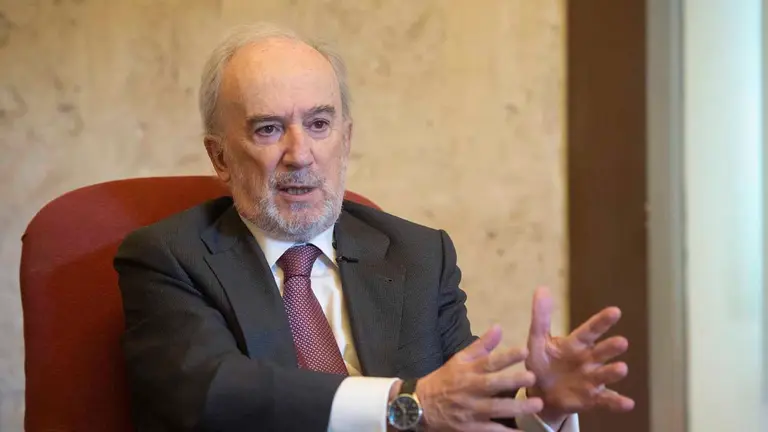 Santiago Mu&ntilde;oz Machado, director de la Real Academia Espa&ntilde;ola y presidente de la Asociaci&oacute;n de Academias de la Lengua (ASALE), habla durante una entrevista con Efe, el 11 de noviembre de 2022, en Arequipa (Per&uacute;). EFE