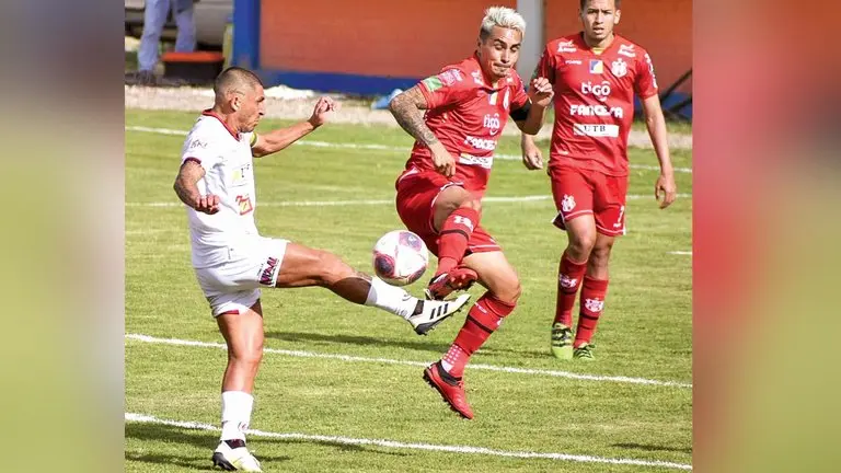 Huayhuata remata un bal&oacute;n en su etapa como jugador de la U de Vinto. ARCHIVO DICO SOL&Iacute;S