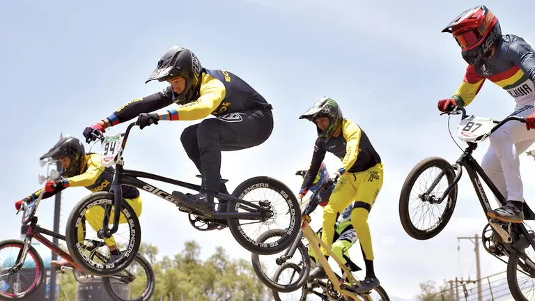 Participantes en el campeonato realizan un salto en el circuito de la Chimba. NOÉ PORTUGAL