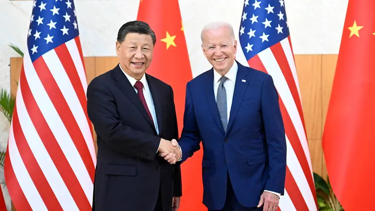 El presidente chino, Xi Jinping (izq), saluda a su hom&oacute;logo estadounidense, Joe Biden./ EFE