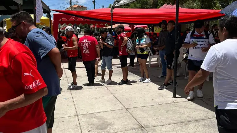 Hinchas de Wilstermann, en la querm&eacute;s solidaria a favor del club. BARRA BRAVA GURKAS