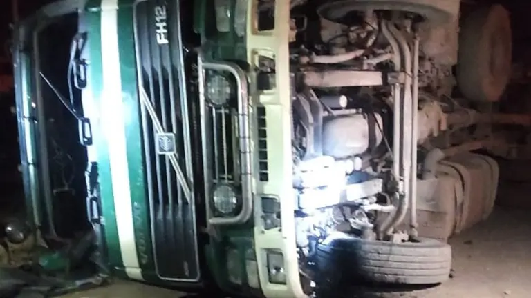 El Volco, volcado, tras el accidente mortal en El Alto. ERBOL
