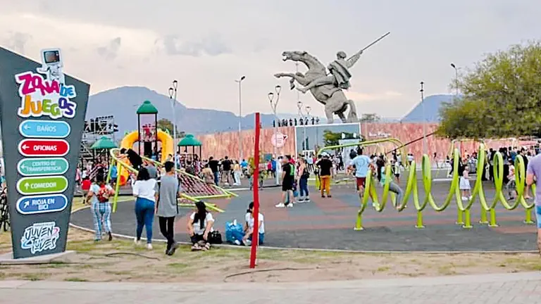 Escultura tallada en Cochabamba engalana un parque en La Rioja. GOBIERNO DE LA RIOJA