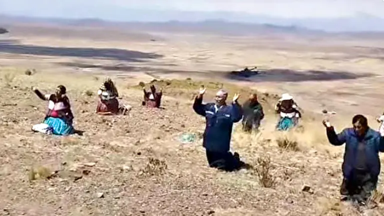 Campesinos piden, de rodillas, lluvias para sus cultivos. URGENTE.BO