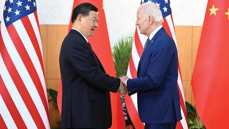 El presidente chino, Xi Jinping, saluda a su homólogo estadounidense, Joe Biden, antes de su reunión, un día antes de la Cumbre del G20 en Bali, Indonesia. EFE