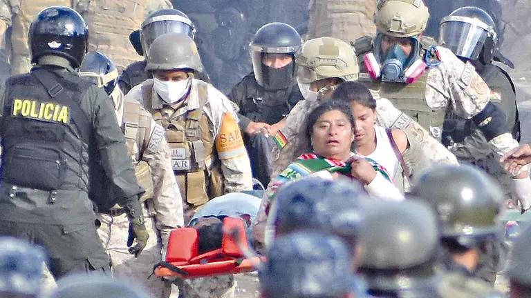 Cocaleros y uniformados en los conflictos suscitados en el puente de Huayllani, el 15 de noviembre de 2019. DICO SOL&Iacute;S