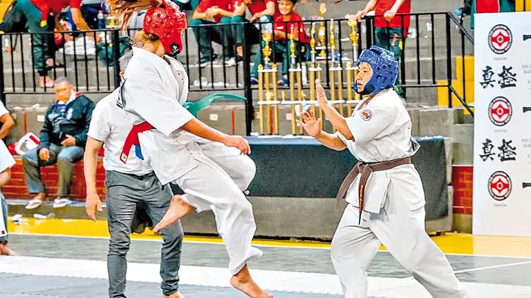 Kenia Orellana (i) protagoniza una acci&oacute;n durante un combate en el torneo sudamericano de karate en Argentina. CONRA G&Oacute;MEZ