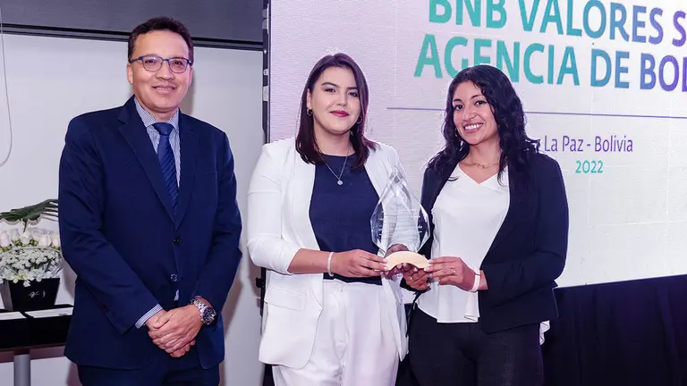 Javier Villanueva, presidente del Directorio BBv, realiza la antrega del reconocimiento a BNB Valores S.A. Agencia de Bolsa