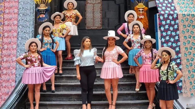 Modelos junto con la dise&ntilde;adora en la pasarela de vestimenta tradicional. RICARDO AGUILAR