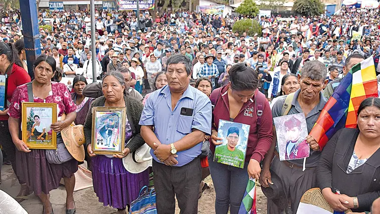 Los familiares de las v&iacute;ctimas mortales participan de la misa en Huayllani, Sacaba. DICO SOL&Iacute;S
