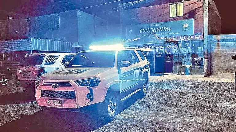Polic&iacute;a llega al almac&eacute;n donde una joven boliviana fue asesinada, en Chile. PDI TARAPAC&Aacute;