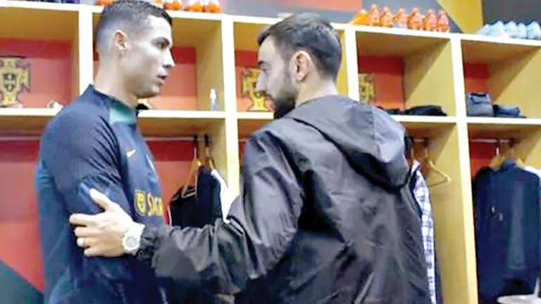 Momento exacto del &ldquo;polémico&rdquo; saludo entre Cristiano Ronaldo y Bruno Fernandes en el vestuario portugués, CAPTURA DE VIDEO PORTUGAL