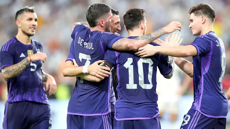 Lionel Messi, celebra con varios compañeros, un gol que le anotó a Emiratos Árabes Unidos, durante un partido amistoso preparatorio para afrontar el mundial FIFA de Catar 2022. EFE