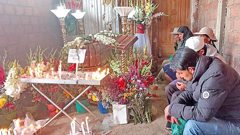 Velan el cuerpo de Eduardo Condori, asesinado en
Capinota. UNITEL