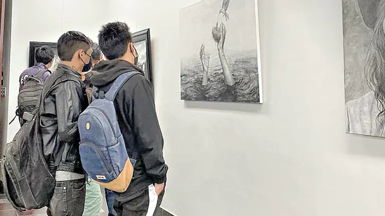 Un grupo de personas observa un obra de arte en el G&iacute;ldaro Antezana. CASA DE LA CULTURA