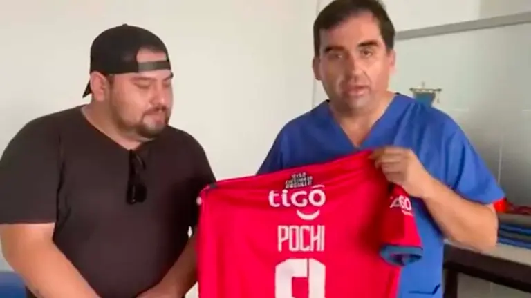 El exjefe del equipo m&eacute;dico del Wilster, Alex Antezana, obsequia la &uacute;ltima casaca del Pochi para una subasta. CAPTURA