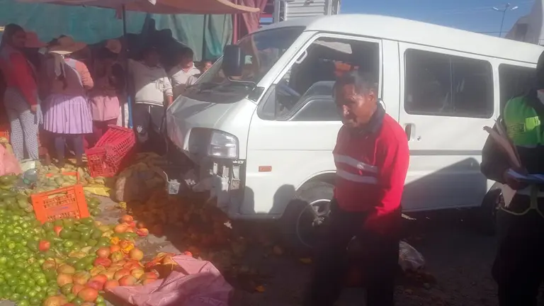 El veh&iacute;culo tras impactar contra los comerciantes. Cortes&iacute;a