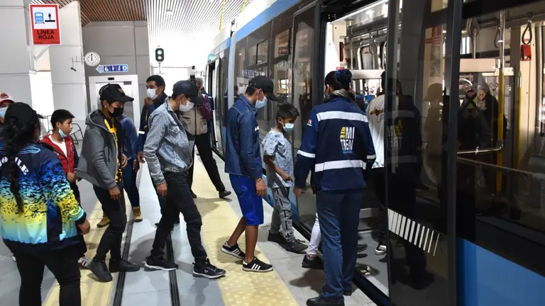 Pasajeros ingresan al uno de los vagones del Tren Metropolitano, durante la primera jornada de funcionamiento bajo pago. NO&Eacute; PORTUGAL