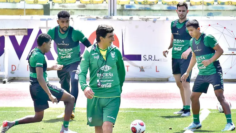Gustavo Costas dirige una sesi&oacute;n de la Selecci&oacute;n, en una foto de archivo. APG