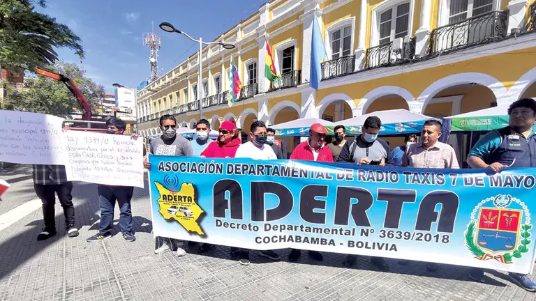 La protesta de radiotaxistas en la Plaza 14 de Septiembre, este 17 de noviembre. MELISSA REVOLLO