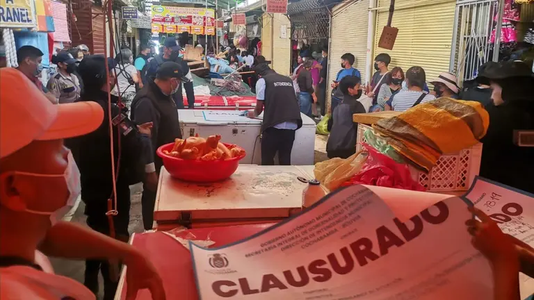 Personal de la Intendencia, durante la clausura de puestos de venta de pollo. INTENDENCIA