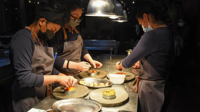 Cocineros del restaurante Gustu, uno de los mejores de Latinoam&eacute;rica, fueron registrados al preparar varios de sus platos, en La Paz (Bolivia). EFE