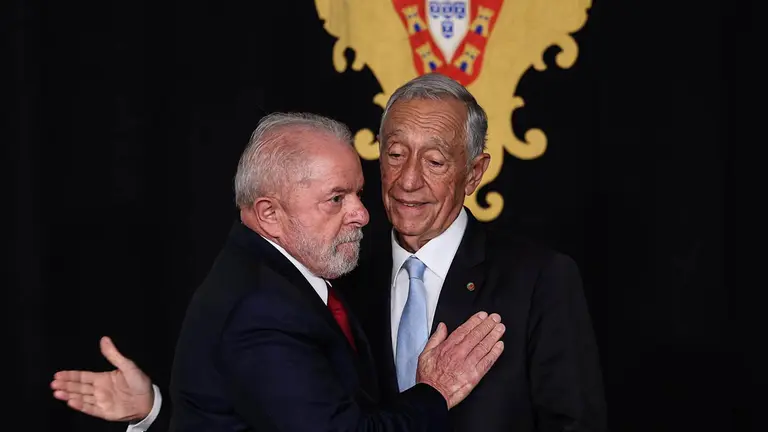 El presidente electo de Brasil, Luiz Inacio Lula da Silva (i), junto a su hom&oacute;logo portugu&eacute;s, Marcelo Rebelo de Sousa (d)./ EFE
