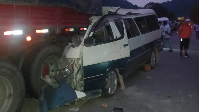 Fatalidad en la ruta: 5 adultos y 1 ni&ntilde;o mueren en Villa Tunari tras choque de minib&uacute;s y Volvo