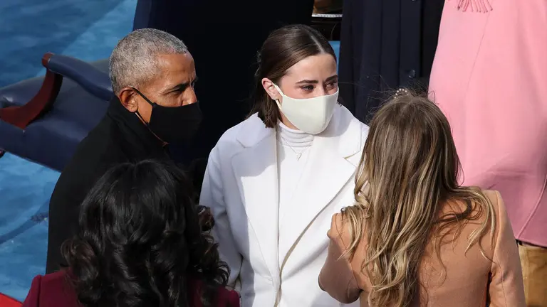 Una nieta de Joe Biden da el "s&iacute; quiero" en los jardines de la Casa Blanca./ EFE