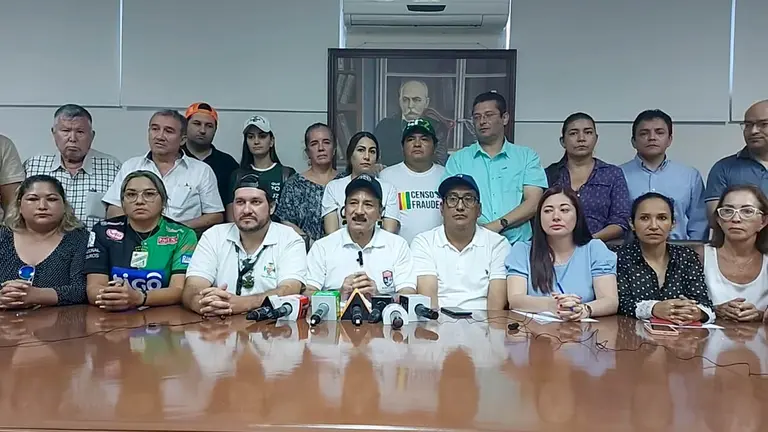 C&iacute;vicos cruce&ntilde;os en una reuni&oacute;n pasada.