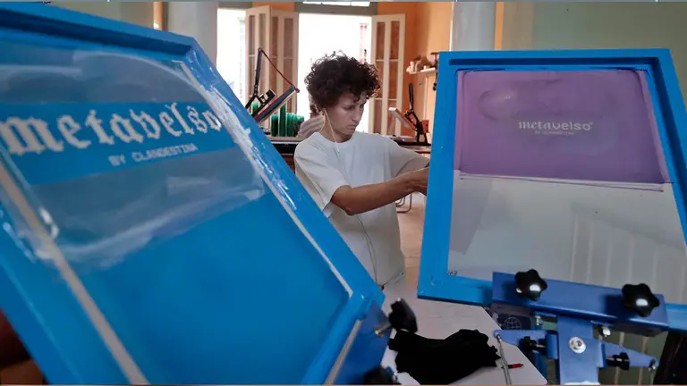 Moda para escapar de la realidad: la apuesta de dos emprendedoras en Cuba./ EFE