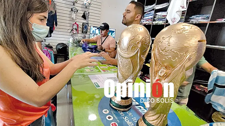 Las réplicas de la Copa del Mundo en la tienda  Kchibache, Cochabamba.       DICO SOLÍS 