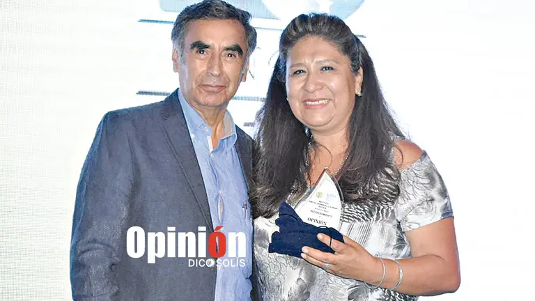 La directora de OPINIÓN, Leslie Lafuente, toma el reconocimiento por parte del IpDH.       DICO SOLÍS