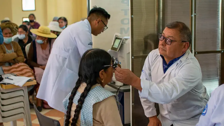 Una de las beneficiarias con la dotaci&oacute;n gratuita de lentes. ALCALD&Iacute;A DE COCHABAMBA