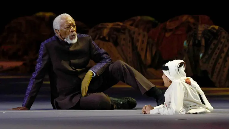 Morgan Freeman aparece con un guante en Catar 2022 y deja un mensaje: &ldquo;El f&uacute;tbol une&rdquo;./ EFE