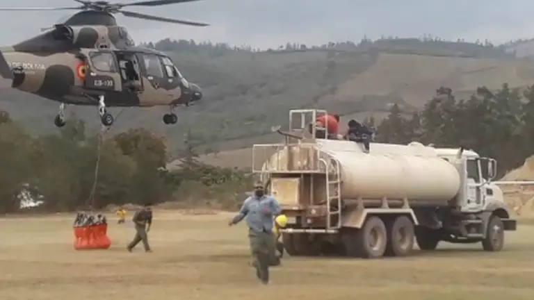 El bambi bucket cargando agua para sofocar incendios./ URGENTE.BO