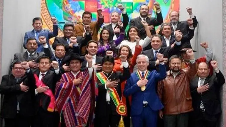 Evo Morales, cuando era presidente, rodeado de algunos de sus entonces ministros. EVO ES PUEBLO