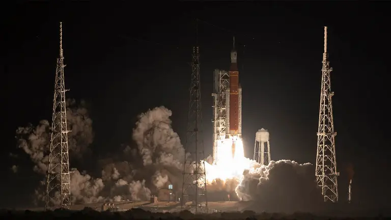 Lanzamiento del cohete que impuls&oacute; la nave espacial Orion del programa Artemis I./ EFE