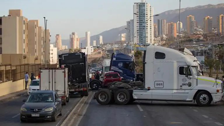 Camioneros en Chile. EFE