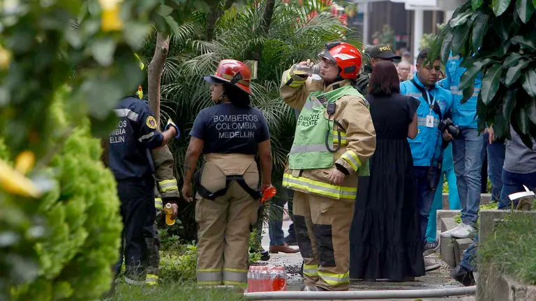 Bomberos y organismos de socorro llegan para atender la emergencia, luego de que una avioneta se estrellara en un barrio residencial hoy en Medellín (Colombia). EFE