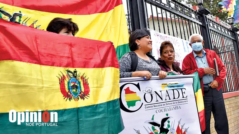 Protesta del Conade en puertas de la Brigada Parlamentaria de Cochabamba, el 21 de noviembre. NO&Eacute; PORTUGAL